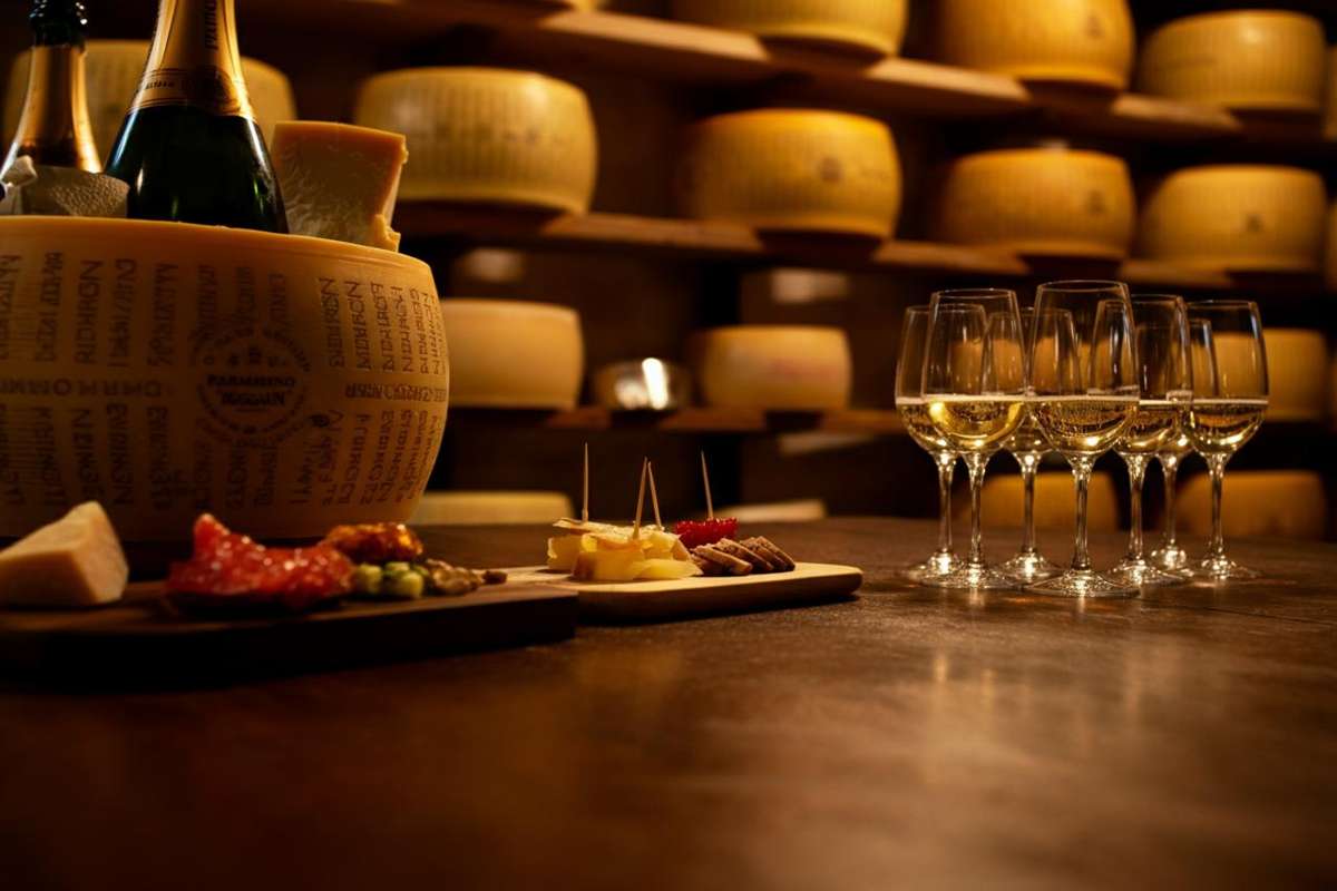 Scopri il connubio perfetto tra Parmigiano Reggiano e bollicine: un viaggio da Caseifici Aperti alla Champagne Experience a Bolognafiere