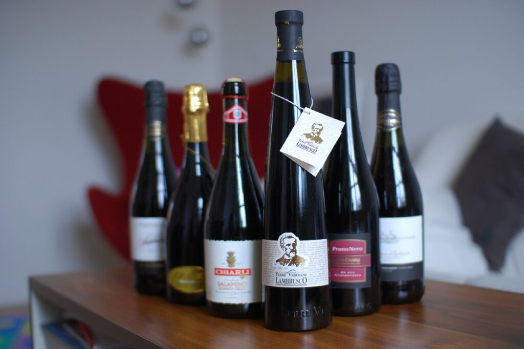 Delle bottiglie di Lambrusco