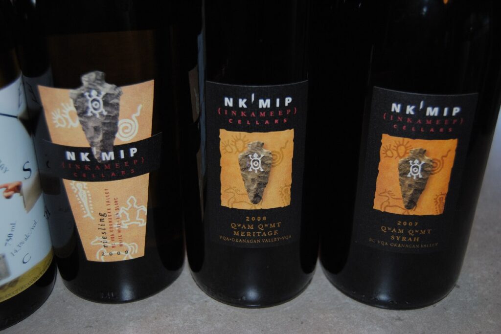 Delle bottiglie di vino canadese